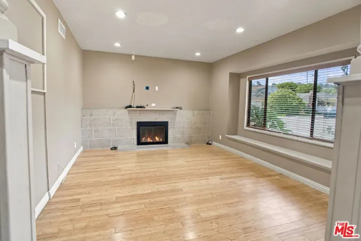 LV w/ fireplace