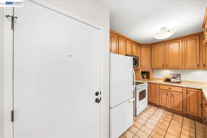 1391 Monument Blvd #18, Concord, California 94520-4366 — photo 5