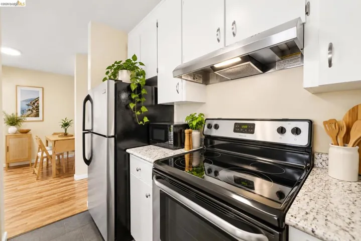 2005 Pleasant Valley 215, Oakland, California 94611-4622 — photo 4
