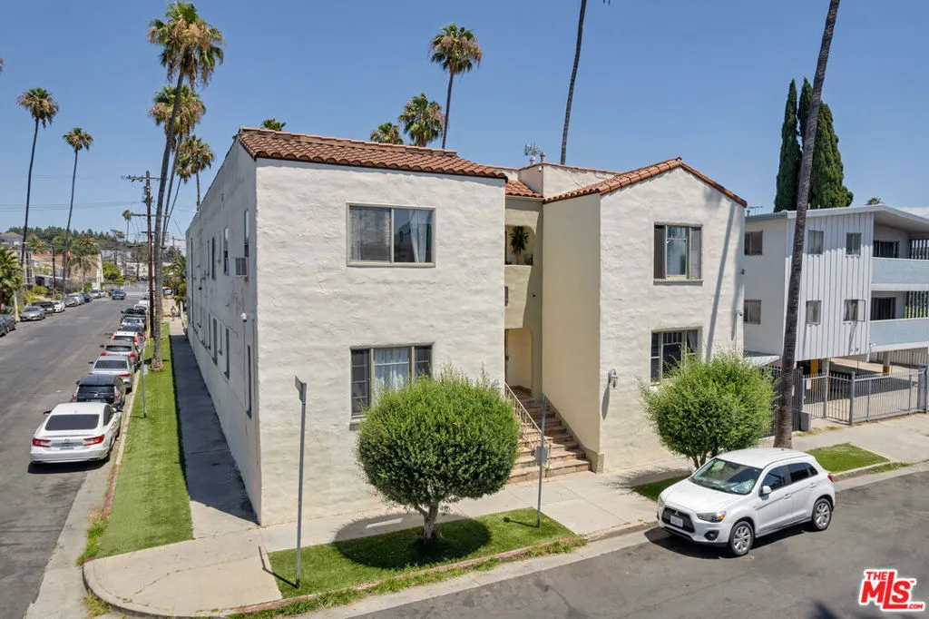 1534 Winona Blvd