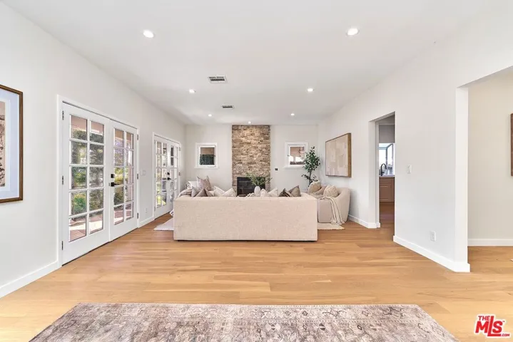 916 S Victoria Avenue, Los Angeles, California 90019 — photo 5