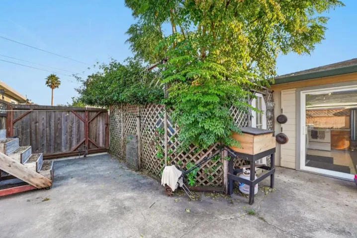 Back studio - yard