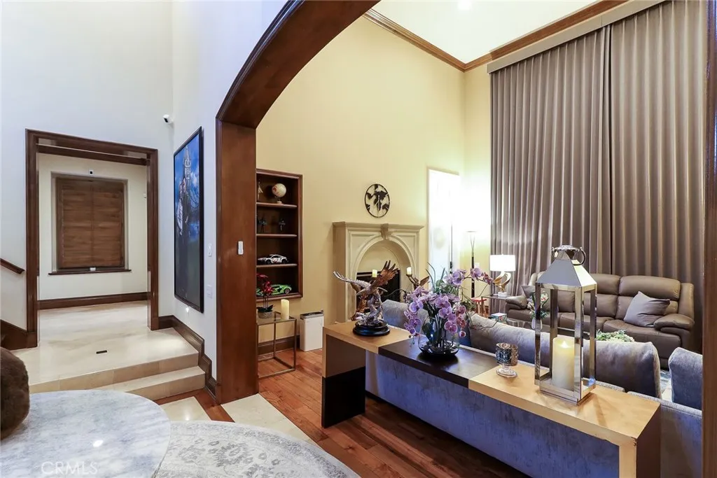 High ceiling living room High ceiling living room