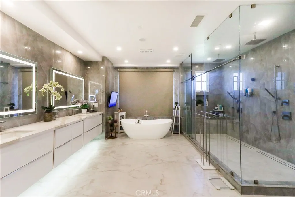 Rare luxurious dual shower Rare luxurious dual shower