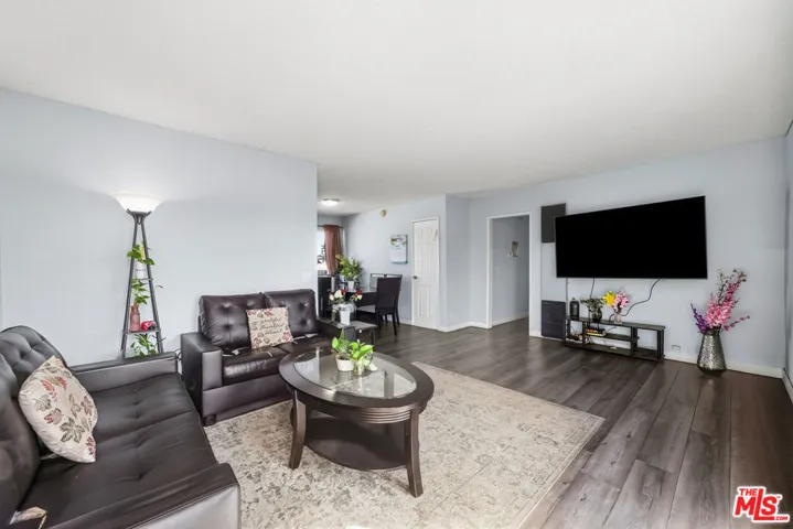 8800 Cedros Avenue 212, Panorama City, California 91402 — photo 4