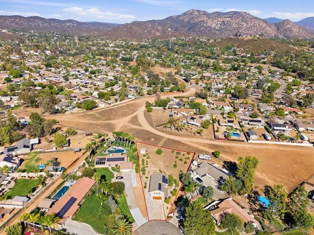 Property boundaries drawn are approximate and for reference only.