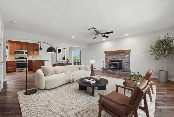 Living Room - https://zimg.paragon.ice.com/ParagonImages/Property/PA/SDMLS/-535726/6/533/400/fef51775bab33f4803edb271bf6fdd02/3/5a80959ce95492b182469cfc7229092a/-535726-c2ce2423-51e5-4158-9ce3-0fcc564bdeca.JPG