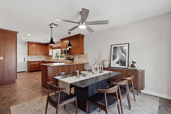 Dining Room - https://zimg.paragon.ice.com/ParagonImages/Property/PA/SDMLS/-535726/11/533/400/7cdaefc8df2c6a9294c71d573060be0e/3/5a80959ce95492b182469cfc7229092a/-535726-8466b698-1d9f-41f7-9cf7-651e29530722.JPG
