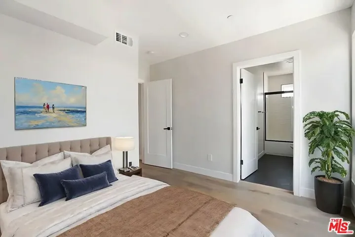 1726 Menlo Avenue 1/2, Los Angeles, California 90006 — photo 5