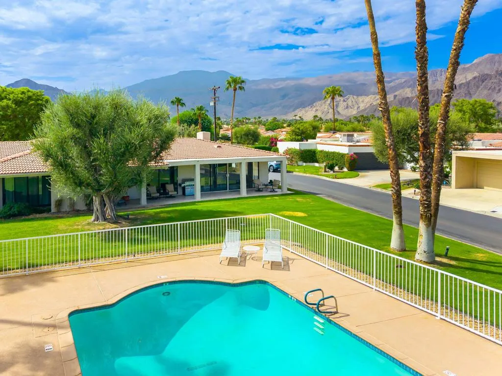 8-web-or-mls-KS_49910Lago_Miller_0826_00