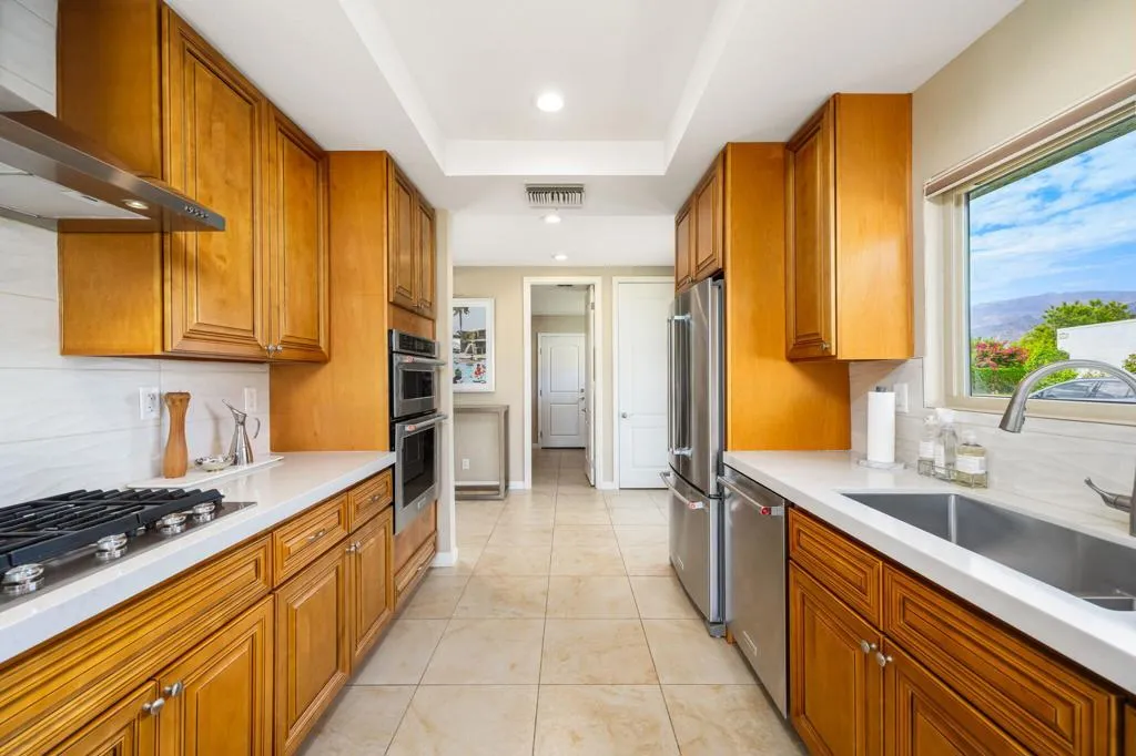 24-web-or-mls-KS_49910Lago_Miller_0826_0