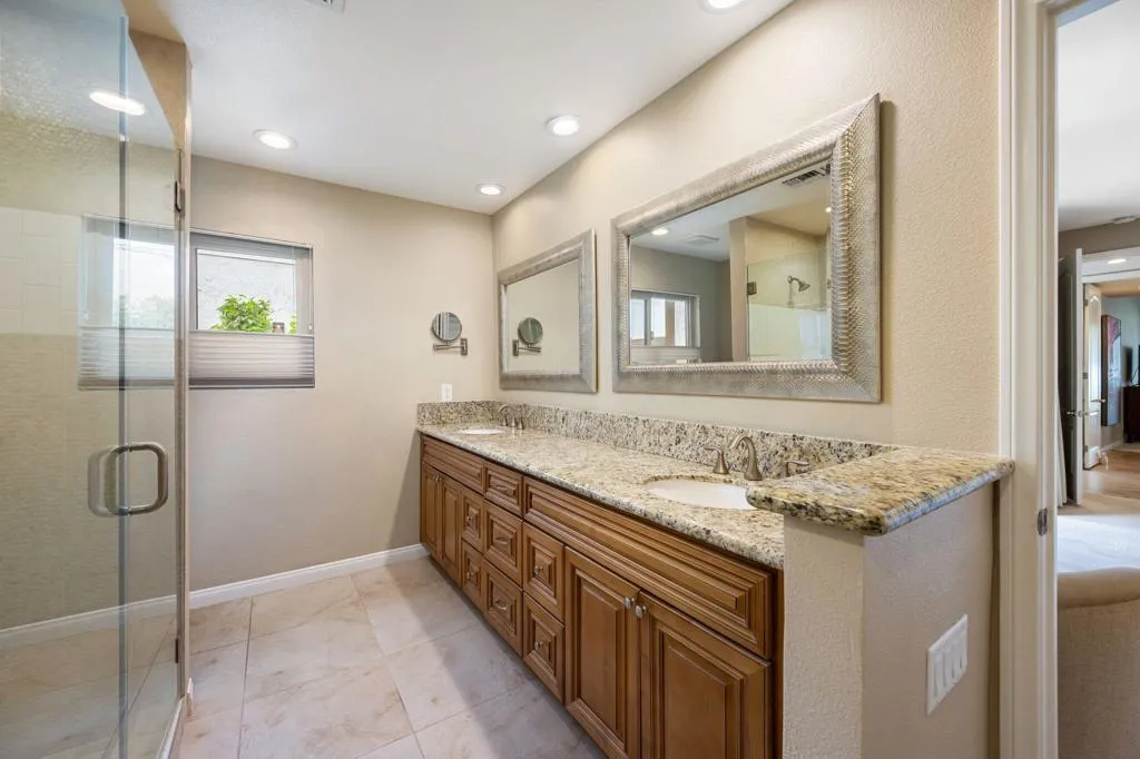 45-web-or-mls-KS_49910Lago_Miller_0826_0