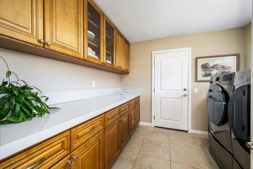 50-web-or-mls-KS_49910Lago_Miller_0826_0