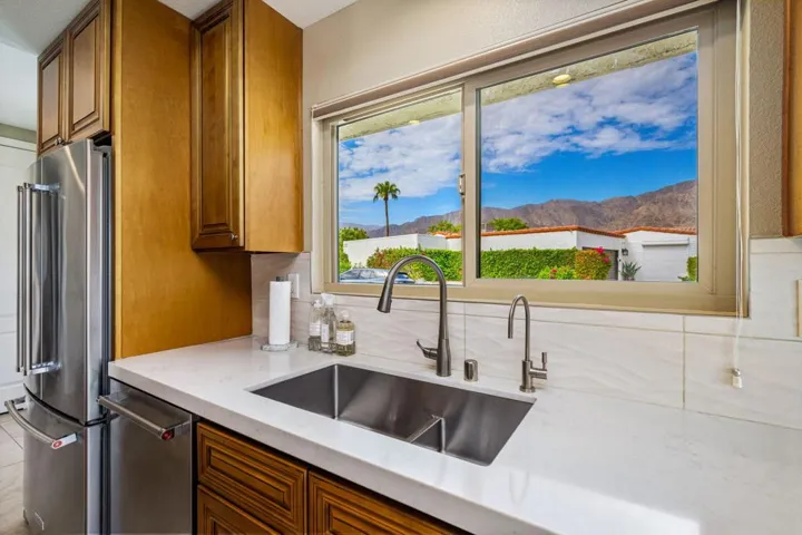 25-web-or-mls-KS_49910Lago_Miller_0826_0