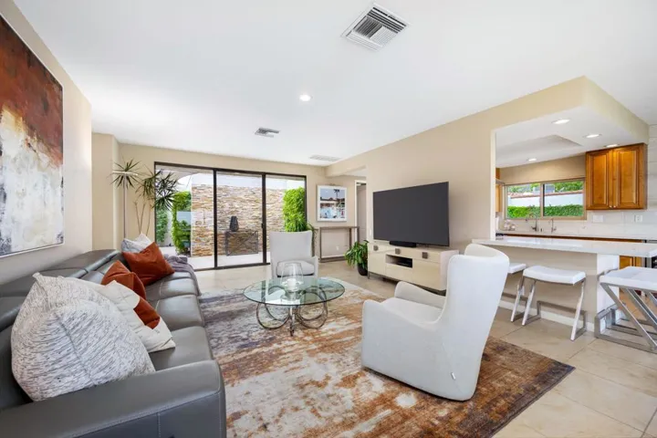 16-web-or-mls-KS_49910Lago_Miller_0826_0