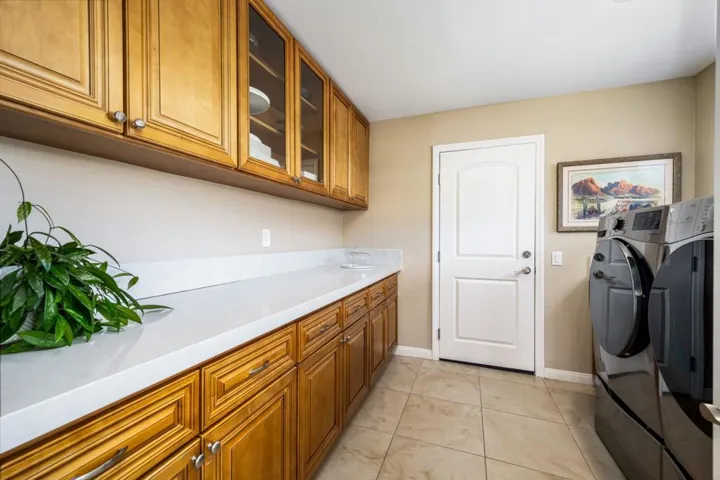 50-web-or-mls-KS_49910Lago_Miller_0826_0