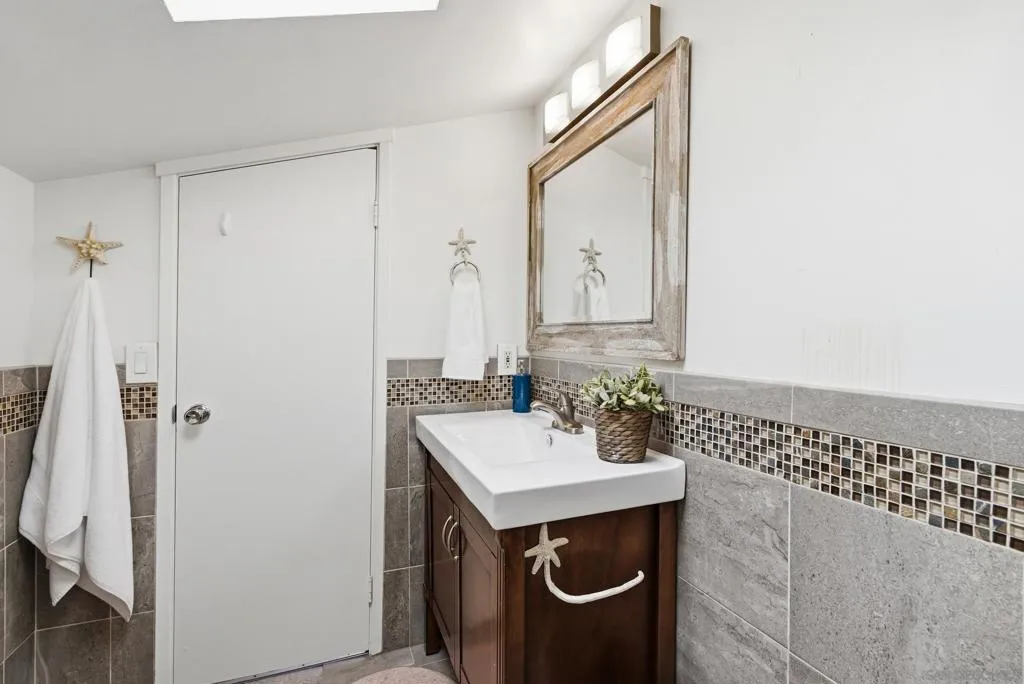 Loft bathroom Upper Unit - 723 Loft bathroom Upper Unit - 723