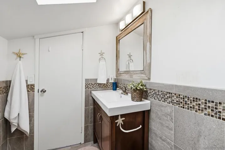 Loft bathroom Upper Unit - 723