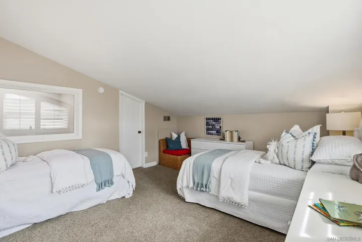 Lot bedroom Upper Unit - 723