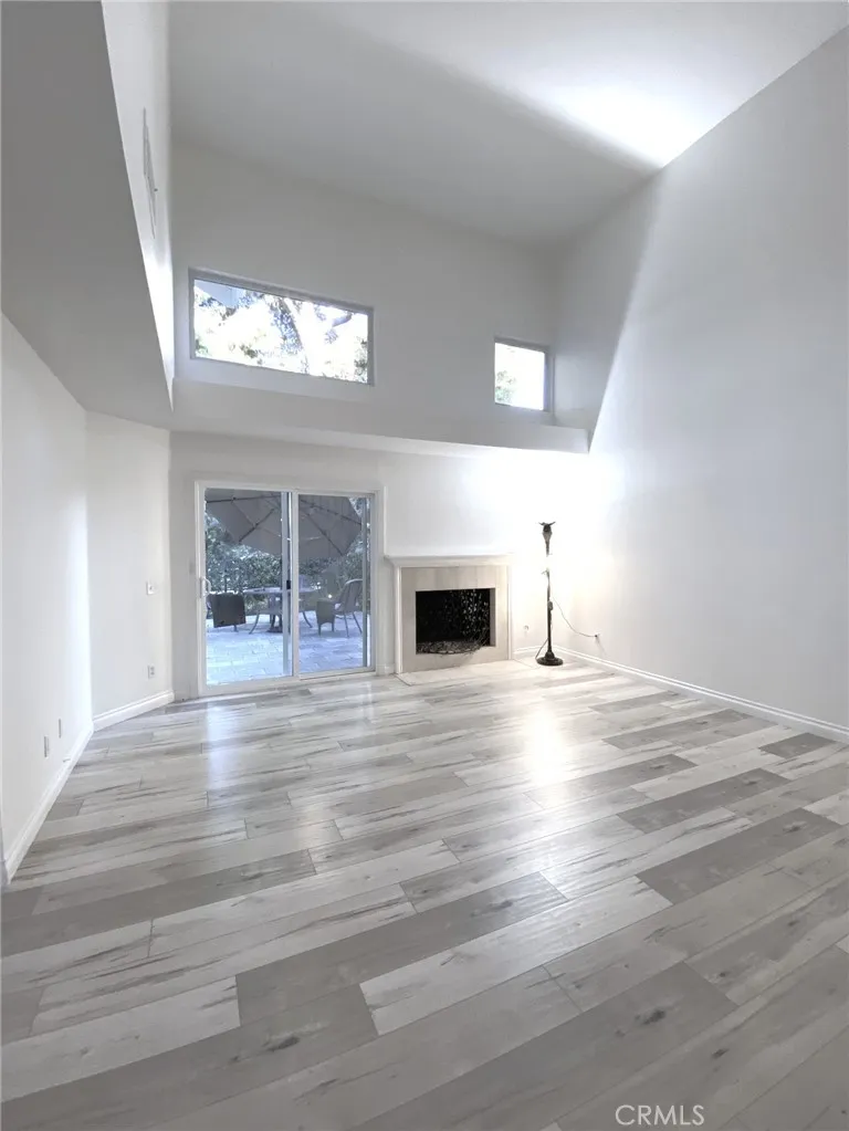 Large living room with fireplace and Vaulted ceilings
