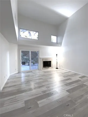 Large living room with fireplace and Vaulted ceilings