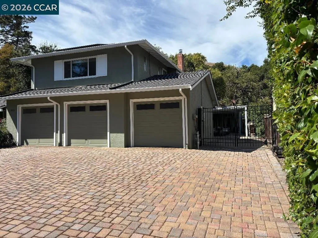 3 Car Garage & RV Parking