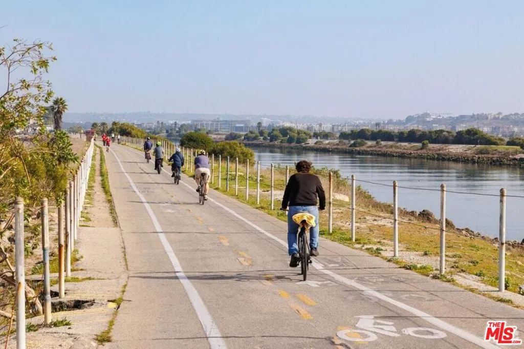 Near by Ballona Bike Path Near by Ballona Bike Path