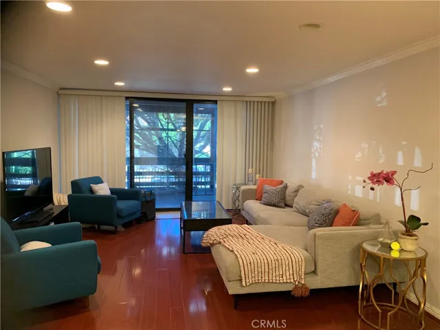 Living room (before furniture were removed)