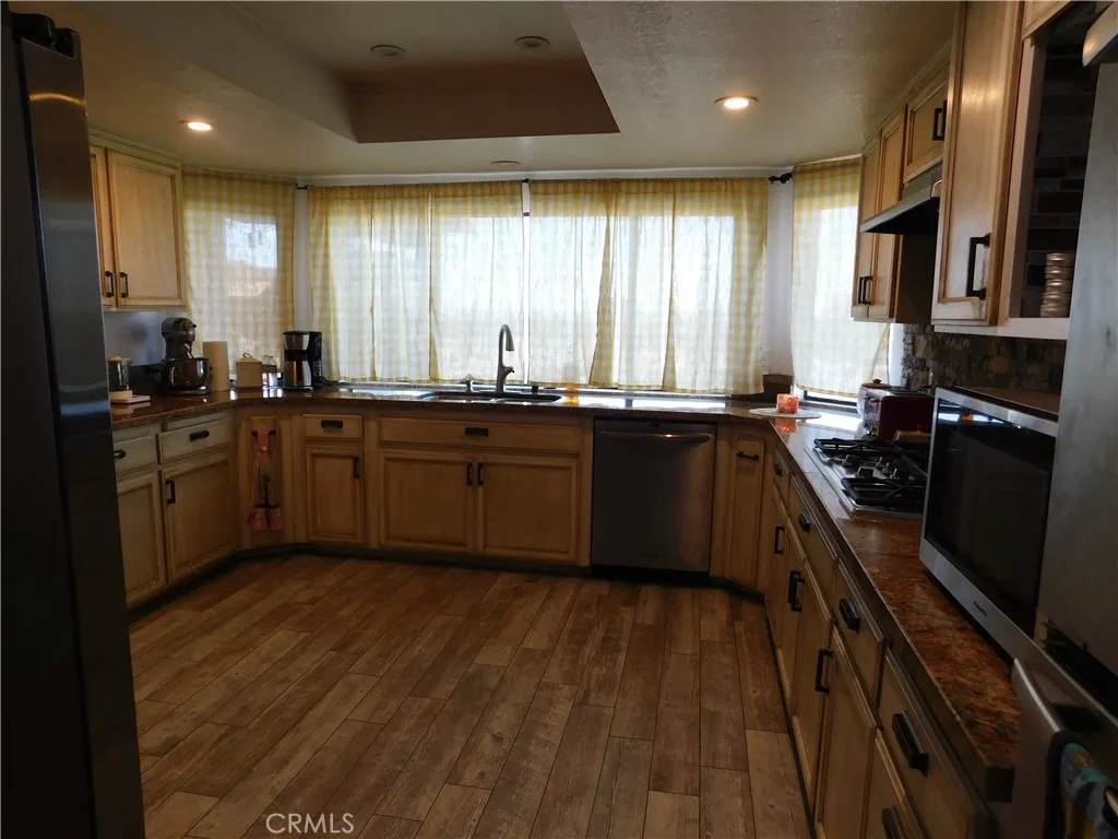 Beautiful large kitchen witch granite conter tops ..