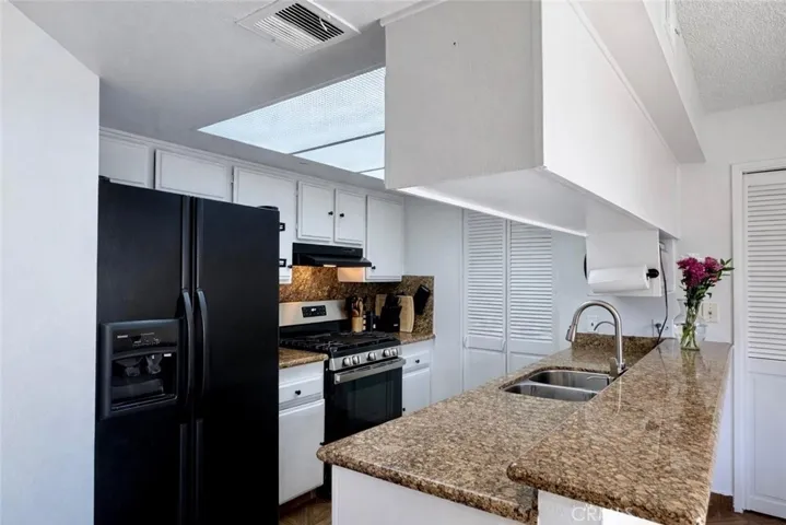 9053 Willis, Panorama City, California 91402 — photo 4