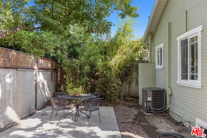 cottage side yard