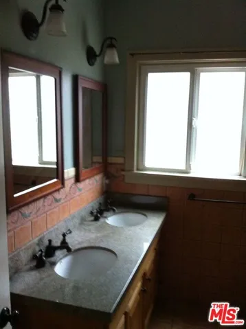 Front home bathroom - image fr