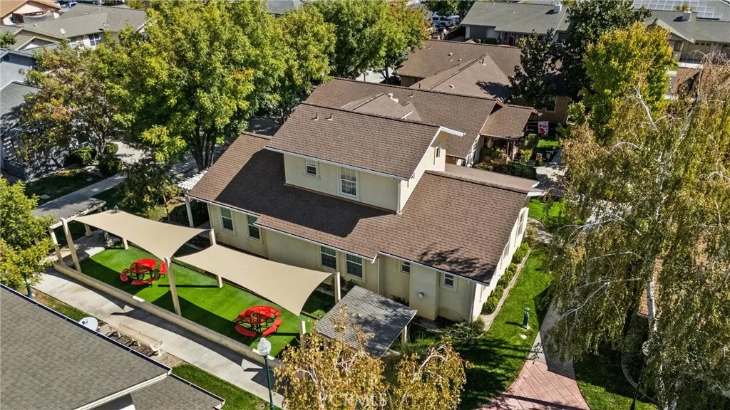 Home with common area right in your backyard Home with common area right in your backyard