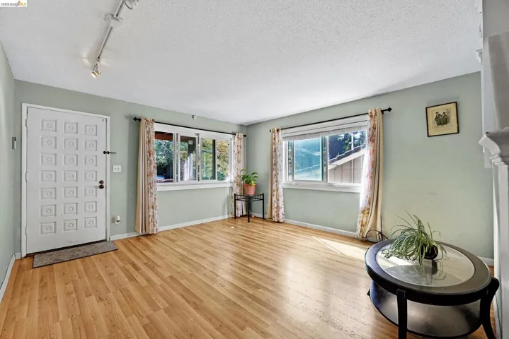 6501 Oakwood Dr, Oakland, California 94611 — photo 5