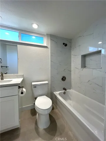 Updated full bathroom serving the upstairs bedrooms