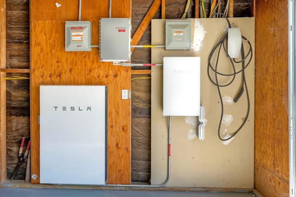 Tesla EV Car Charger & Tesla Power Wall Tesla EV Car Charger & Tesla Power Wall