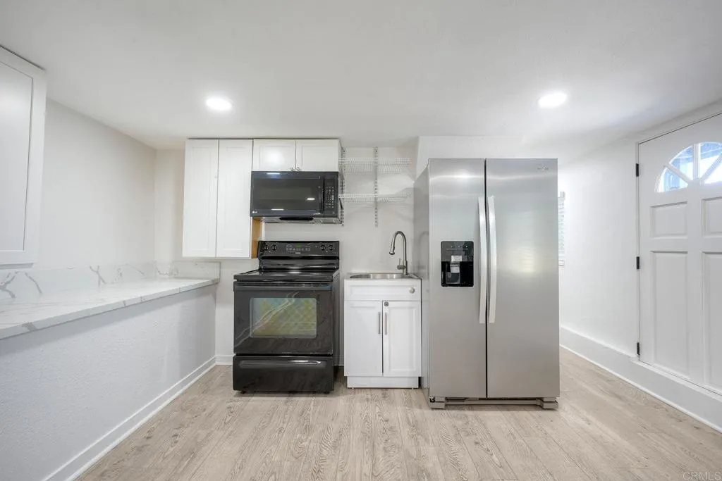 Stove, Sink, Refrigerator and Microwave in Lower Unit Stove, Sink, Refrigerator and Microwave in Lower Unit