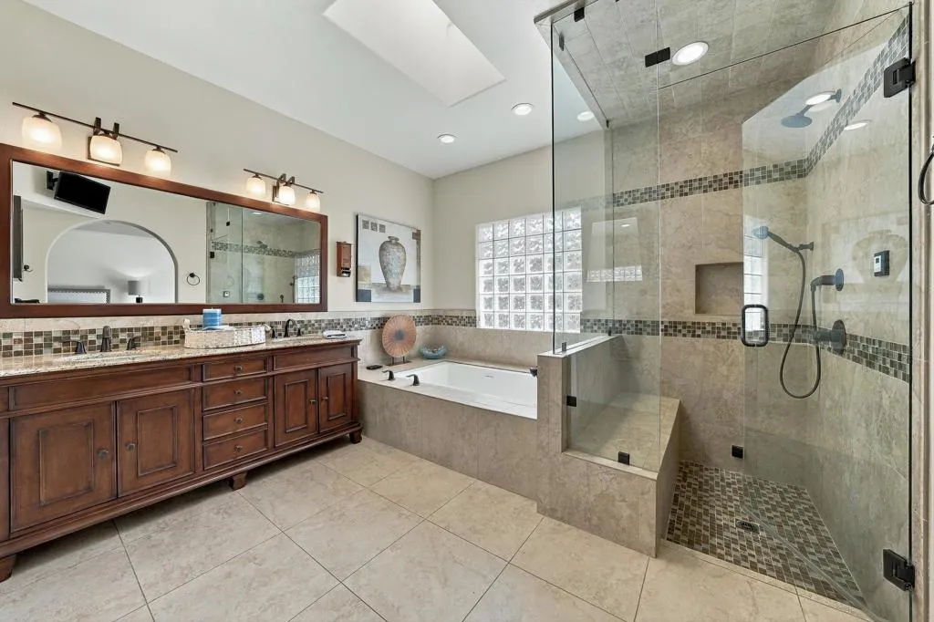39-Master Bathroom Jac tub Sauna
