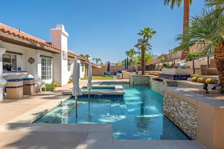 06-Pool View