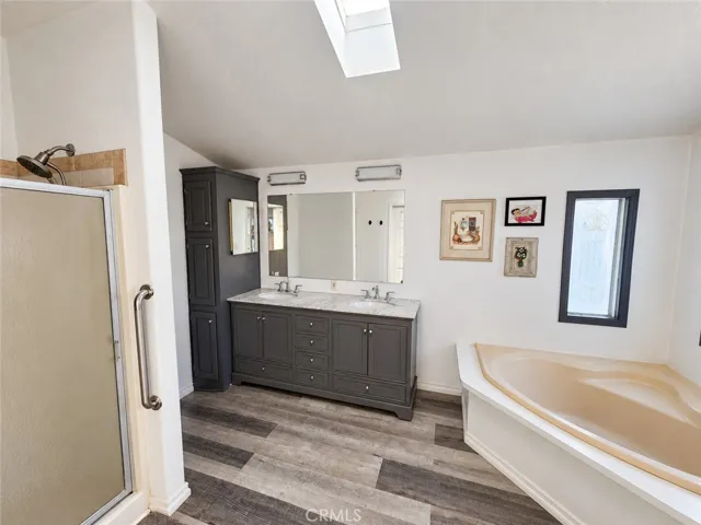Master Bath w/Jacuzzi Tub