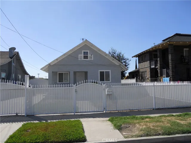 FRONT OF THE HOUSE ANOTHER ANGULO