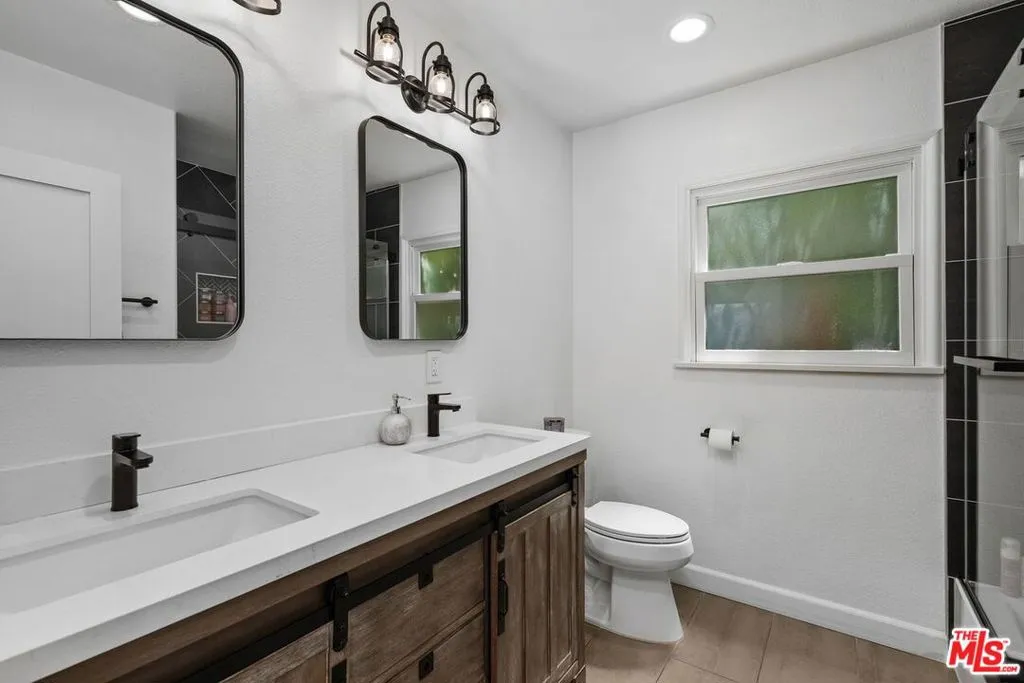 Hall/Guest Bath Hall/Guest Bath