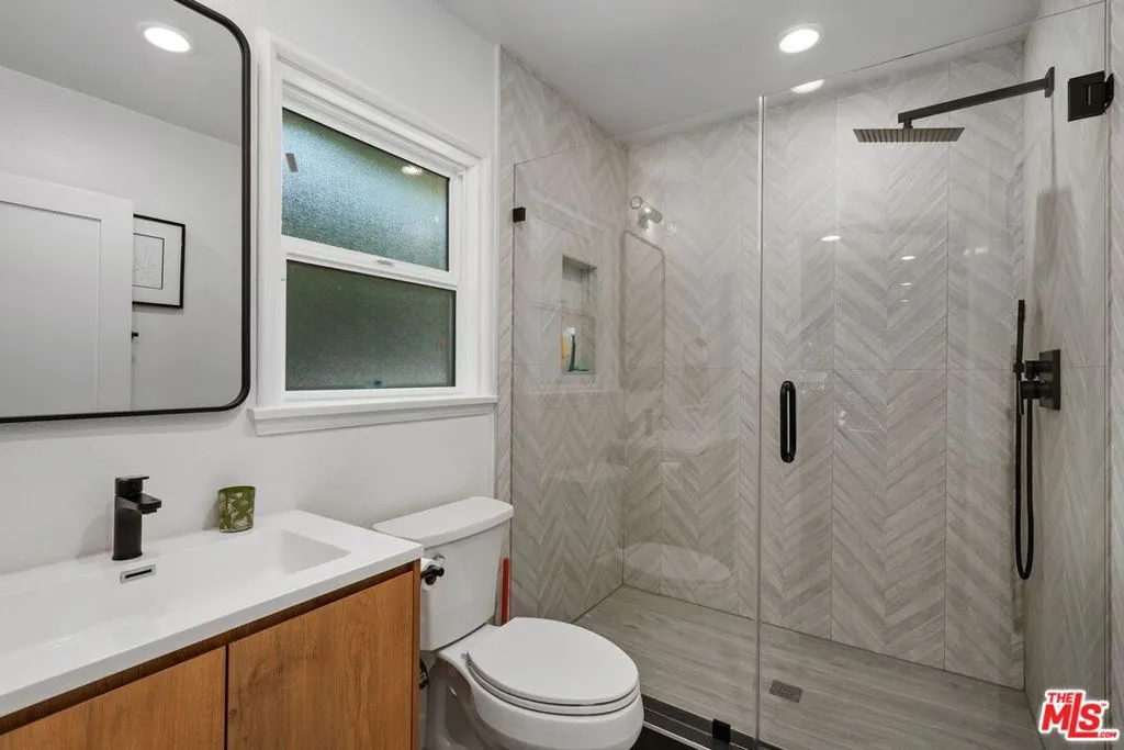 Hall/Guest Bath Hall/Guest Bath