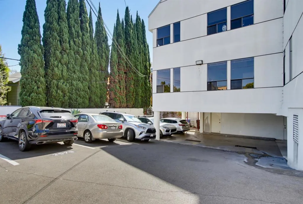 Parking Lot/Garage Parking Lot/Garage