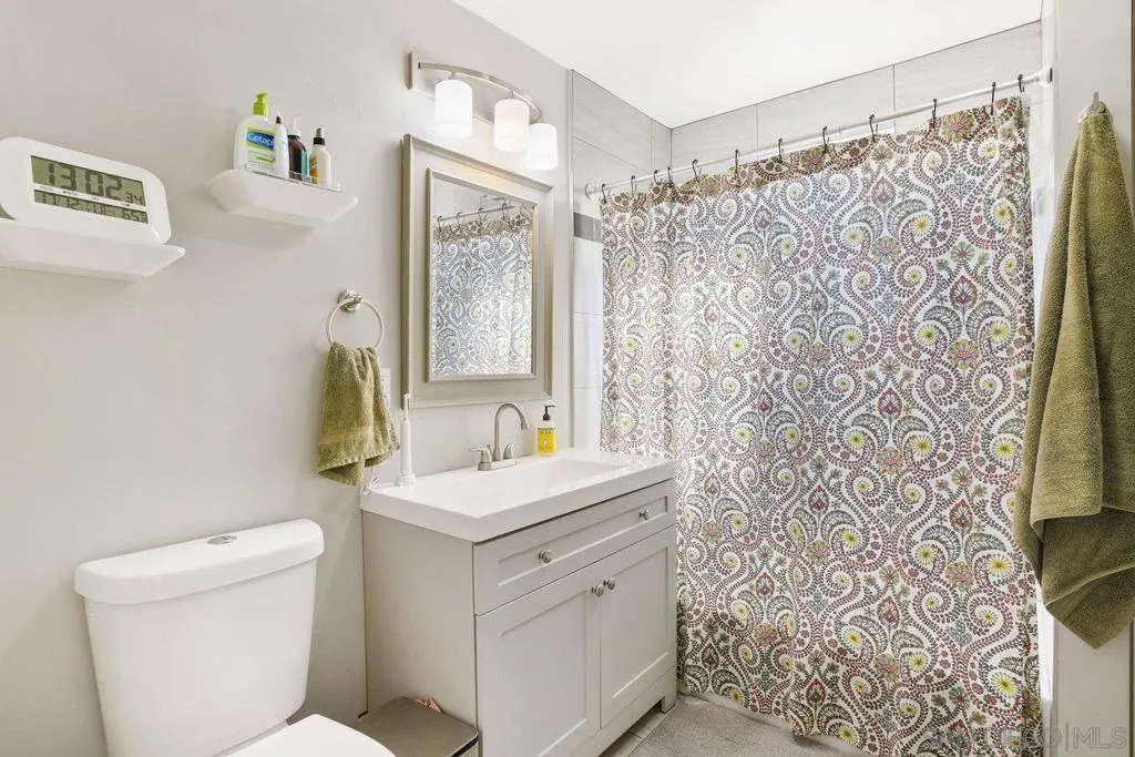 Hall Bath in upstairs 1bd-one of two baths