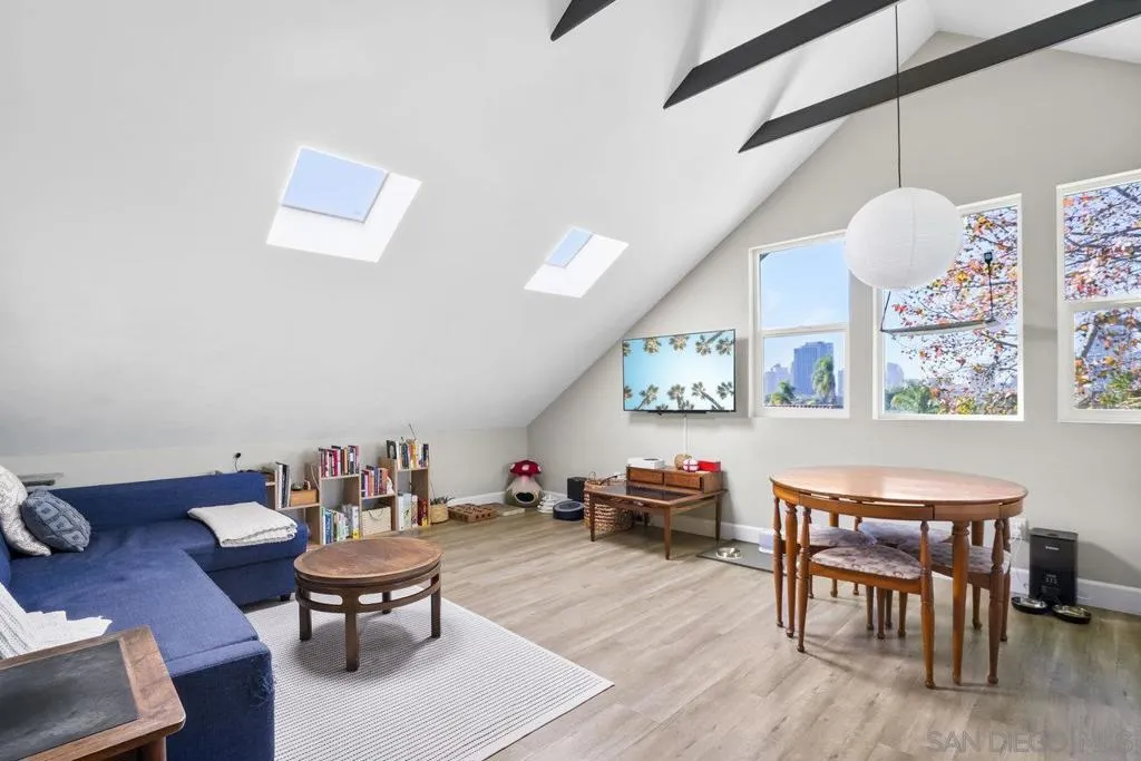 LR for upstairs 1 bed