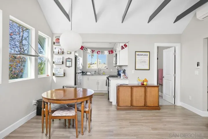DR in upstairs 1bd