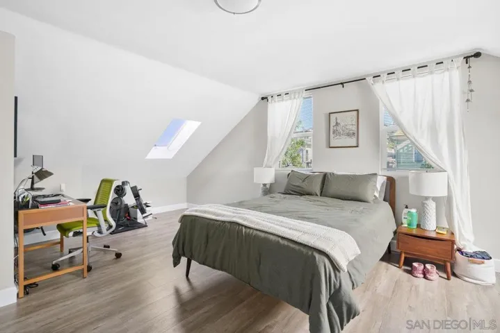 Large bed in upstairs one bd
