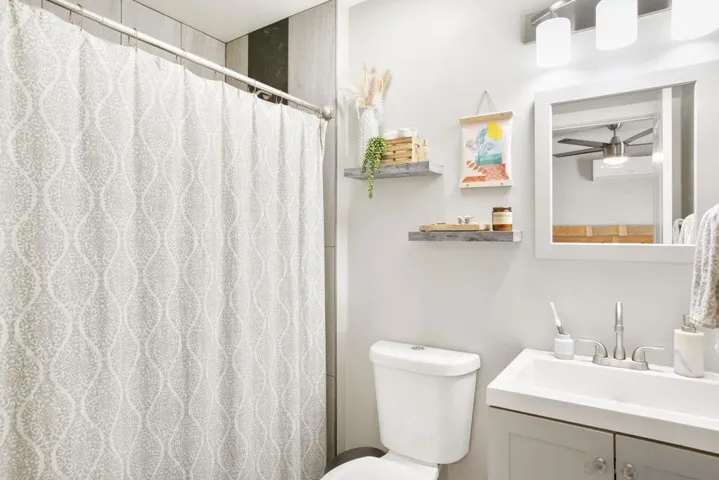En suite bathroom for 2 bd unit