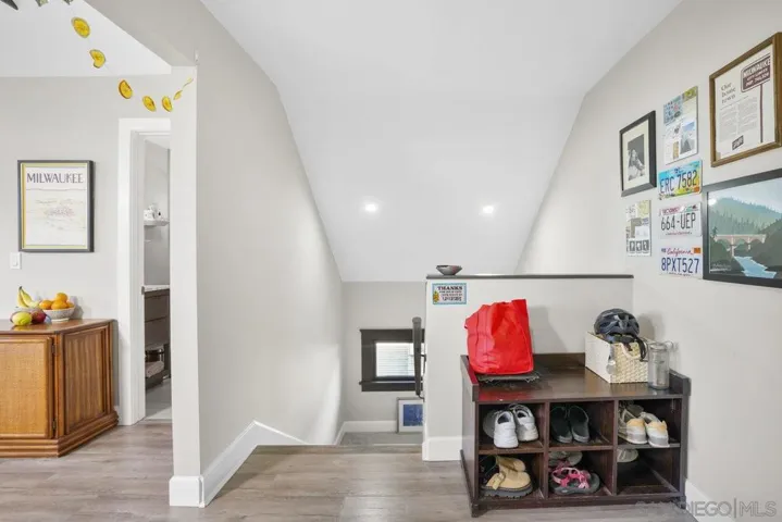 Foyer for upstairs 1bd/2ba unit